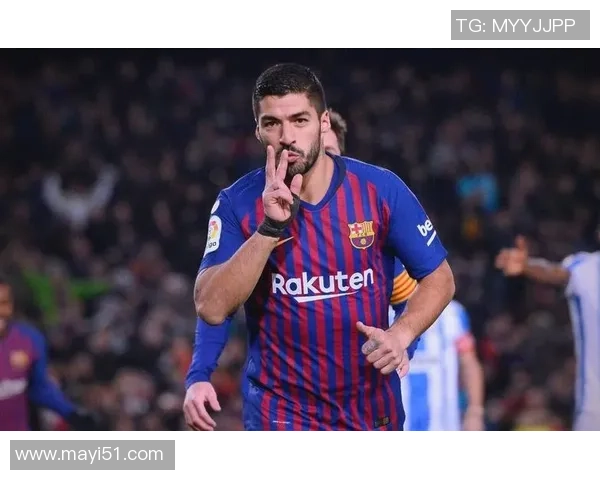 帅气球星在绿茵场上展现非凡技艺与风采，瞬间定格令人热血沸腾的精彩瞬间