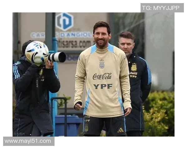 路边偶遇足球巨星瞬间 亲历明星与普通人亲密接触的难得时刻