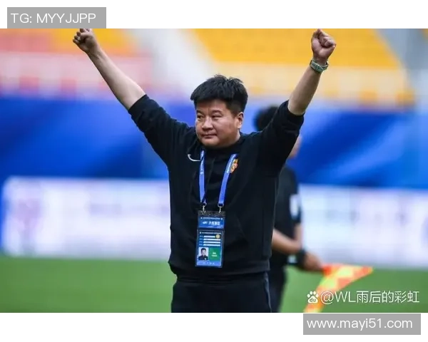 从球场到教练席 足球球星转型主帅的成长与挑战